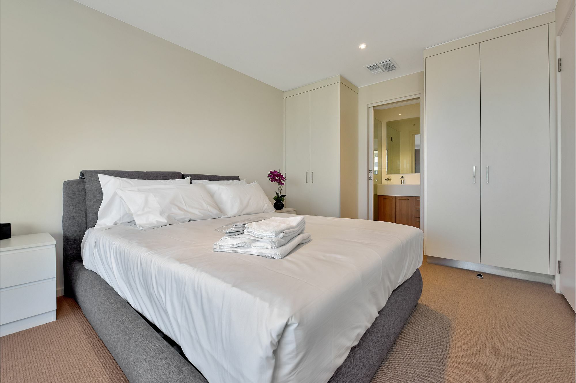 Vision On Morphett Adelaide Central ภายนอก รูปภาพ